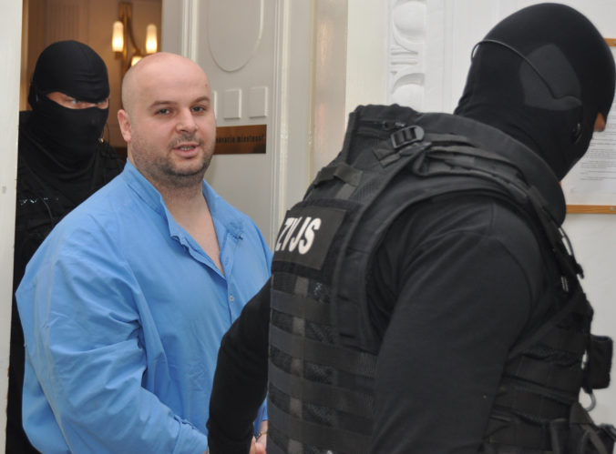 Proces s bývalým mafiánom Adamčom pokračuje, obžalovaný požadoval odročenie pre nevyhovujúci spôsob eskortovania