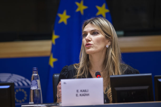 Obvinená europoslankyňa Kailiová môže aj v domácom väzení poberať 7-tisícový poslanecký plat, plus odmeny