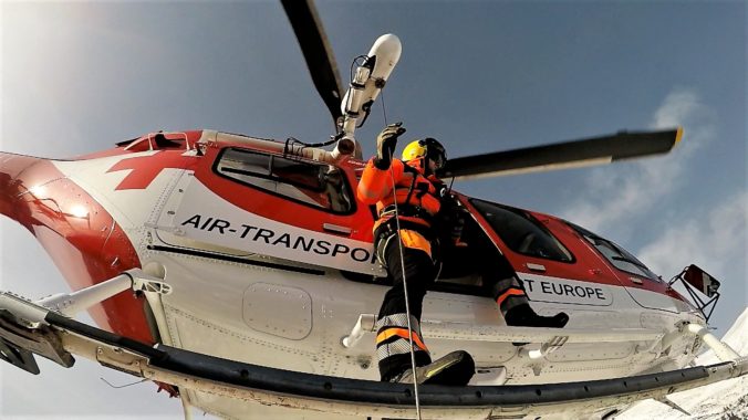 Vodič po bočnom náraze osobného vozidla do stromu utrpel úraz hlavy, zasahovali aj leteckí záchranári