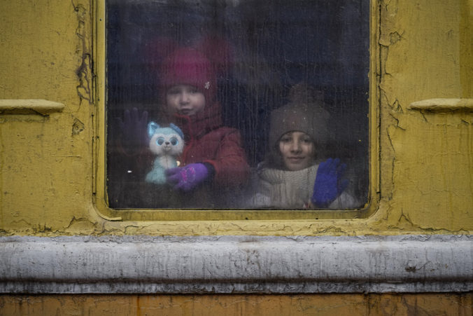 Rusi vraj odvádzajú deti zo škôl a škôlok v Enerhodare, na Krym berú aj nábytok a matrace
