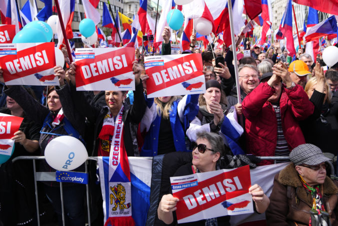 Tisíce demonštrantov prišli v Prahe na protivládny protest, pred úradom vlády mali vytvoriť „ľudskú reťaz proti chudobe“ (foto)