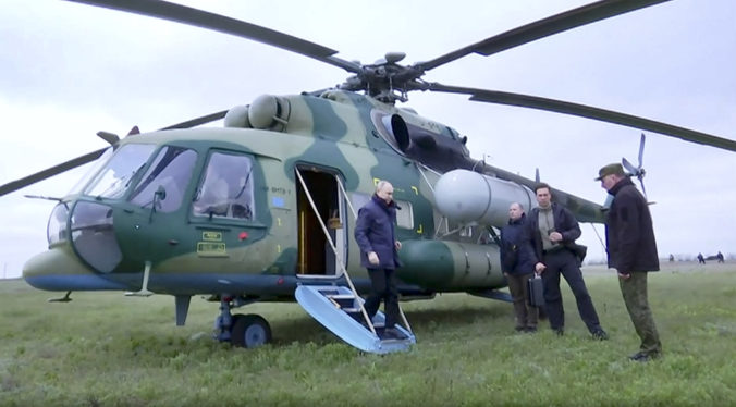Putin navštívil ruských vojakov na okupovaných ukrajinských územiach, Kremeľ zverejnil video