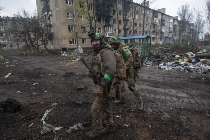 Rusi v Bachmute postúpili, ale Ukrajinci tvrdia, že majú situáciu pod kontrolou