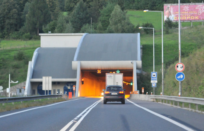Tunel Branisko je pre dopravnú nehodu osobného auta a kamióna uzatvorený