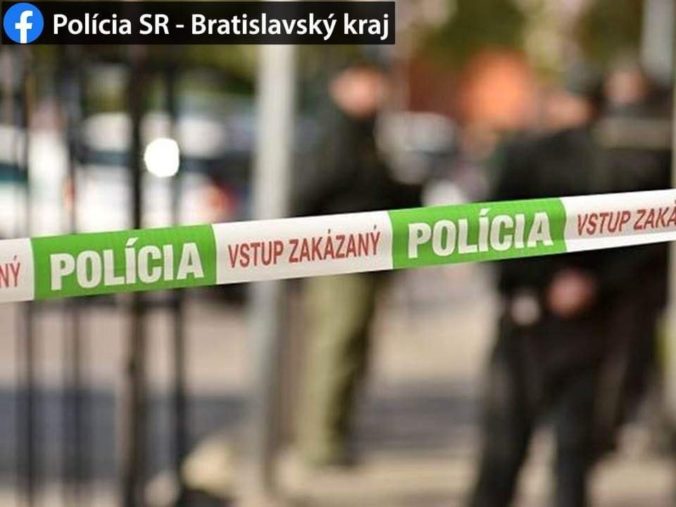 Pred bytovkou v Petržalke našli telo muža, záchranárom sa ho nepodarilo oživiť