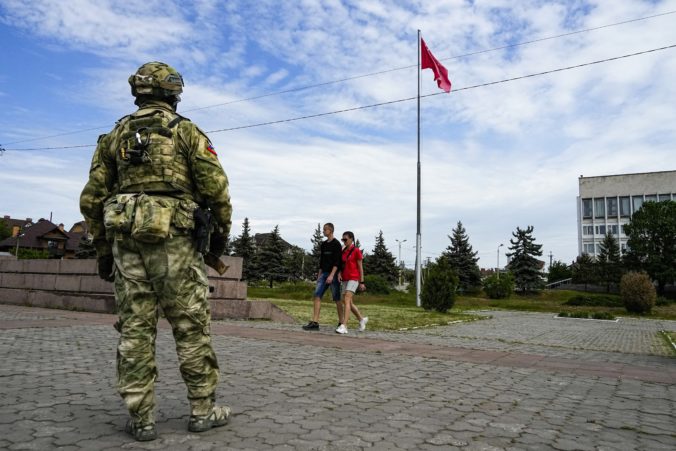 Rusi sa snažia evakuovať obyvateľov východného brehu Dnipra v Chersonskej oblasti