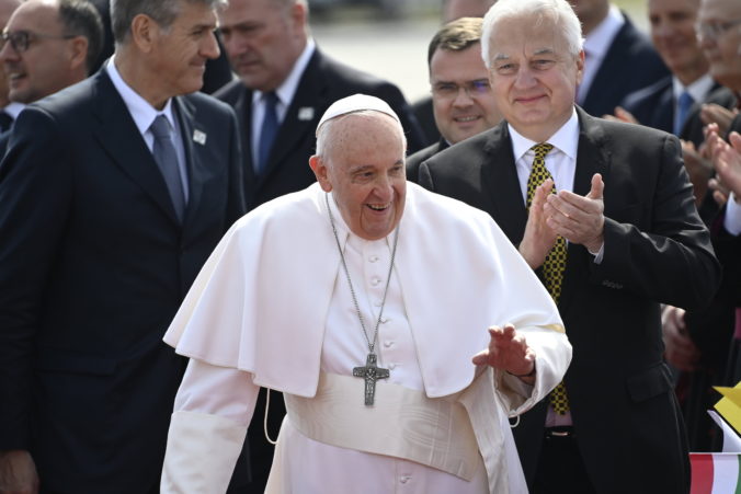 Pápež František začal trojdňovú návštevu Maďarska, jeho slová budú mať silný politický podtón