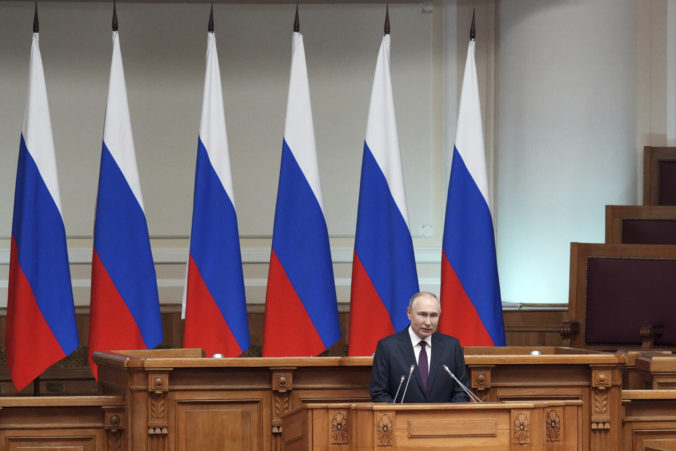 Putin podpísal dekrét, ktorý umožní deportáciu Ukrajincov z okupovaných oblastí
