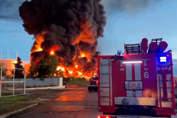 Ruský sklad paliva na okupovanom Kryme zachvátil požiar, spôsobiť ho mal útok dronu (video)