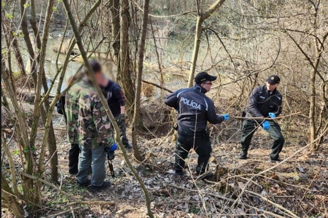 Z vraždy muža, ktorého telo našli v lese pri Malom Dunaji, obvinili policajti 31-ročného Jozefa z okresu Senec