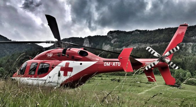 Pilčíka zasiahol padajúci strom, na pomoc mu išiel aj záchranársky vrtuľník z Nitry