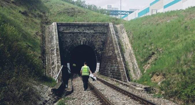 Rušňovodič zbadal v Kačickom tuneli v Banskej Bystrici nehybné ľudské telo