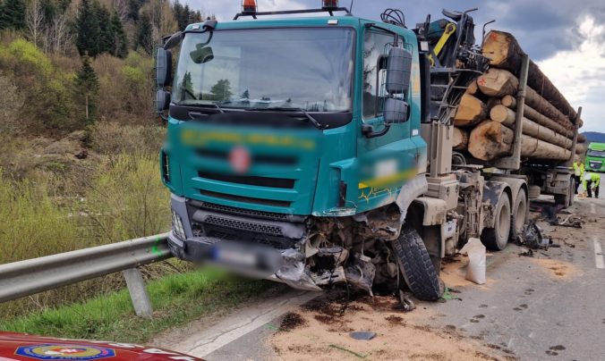 Čelná zrážka s nákladným vozidlom pri obci Breza si vyžiadala život 24-ročného vodiča (foto)
