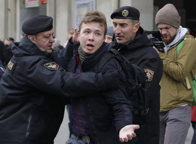 Novinár Pratasevič ide do väzenia, bieloruský súd ho odsúdil na osem rokov