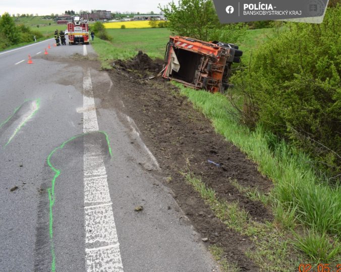 Smetiari sa v Lučenci prevrátili s autom do priekopy, zranili sa tri osoby (foto)