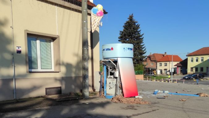 V obci Oslany vybuchol bankomat, polícia okamžite rozbehla pátranie po páchateľoch (foto)