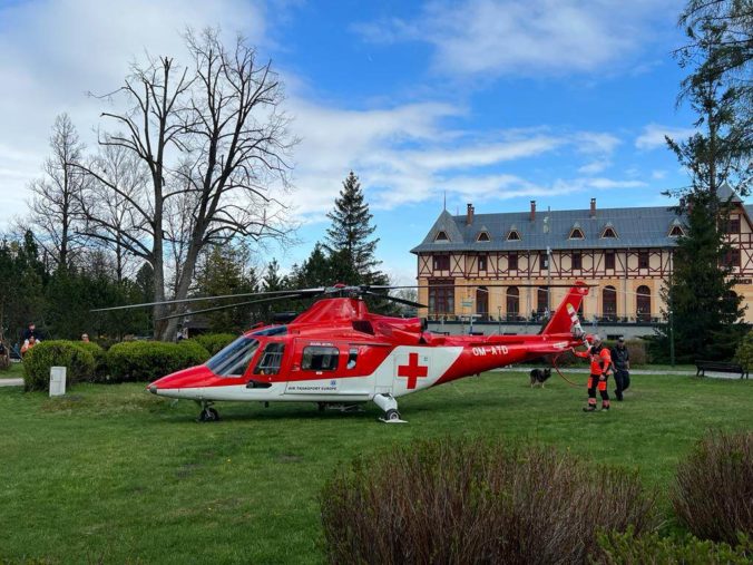 Leteckí záchranári zasahovali v Tatranskej Lomnici, v parku zachraňovali neznámu osobu (video+foto)