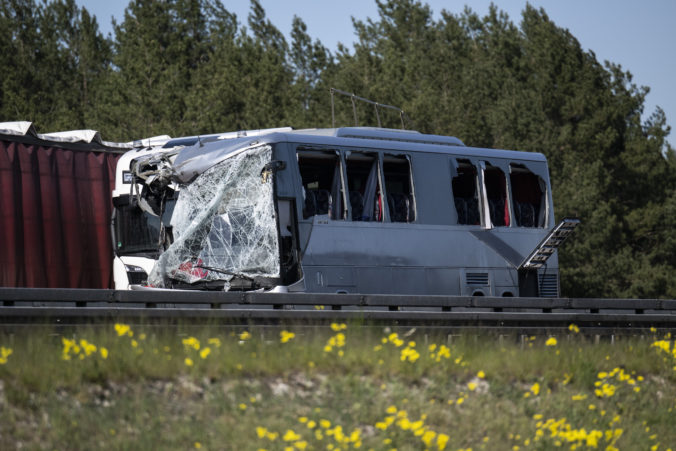 Poľský autobus sa na nemeckej diaľnici zrazil s nákladným autom, desiatky ľudí sa zranili, niekoľkí sú vo vážnom stave