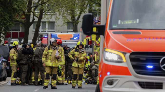 Explózia v paneláku v Ratingene zranila najmenej 12 hasičov a policajtov, mohlo ísť o cielený útok (video)