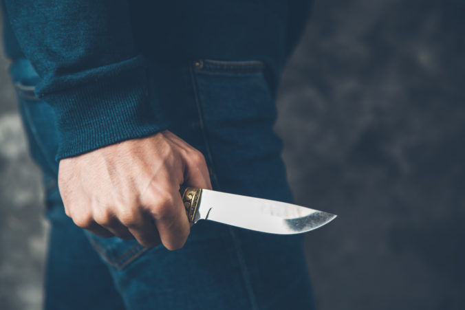 Mladík napadol ženu a muža, zaútočil aj s nožom