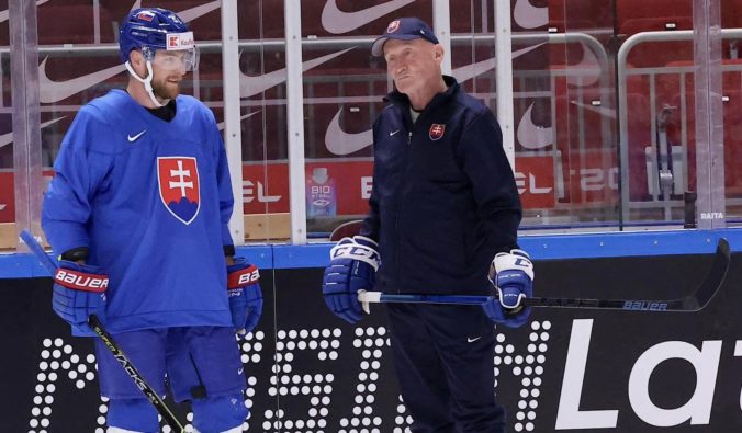 Slováci majú za sebou prvý tréning v Rige, ľad nie je najlepší a podľa Okuliara musia popracovať aj na streľbe (video+foto)