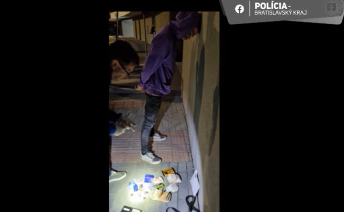 Bratislavská polícia v rámci akcie King zadržala obchodníka s marihuanou, našla u neho drogy za 25-tisíc eur (video)