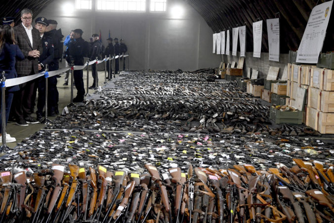 Obyvatelia Srbska odovzdali úradom viac ako 13-tisíc zbraní, len polovica z nich bola registrovaná