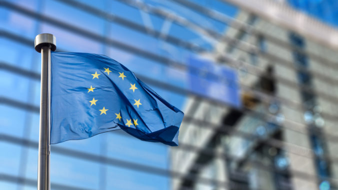 Európska komisia zlepšila svoju predpoveď rastu ekonomiky Únie a eurozóny, obavy z recesie sa rozptýlili