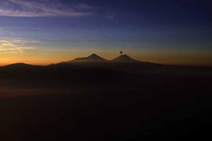 Mexická sopka Popocatépetl sa prebudila k životu, ohrozuje približne 25 miliónov ľudí