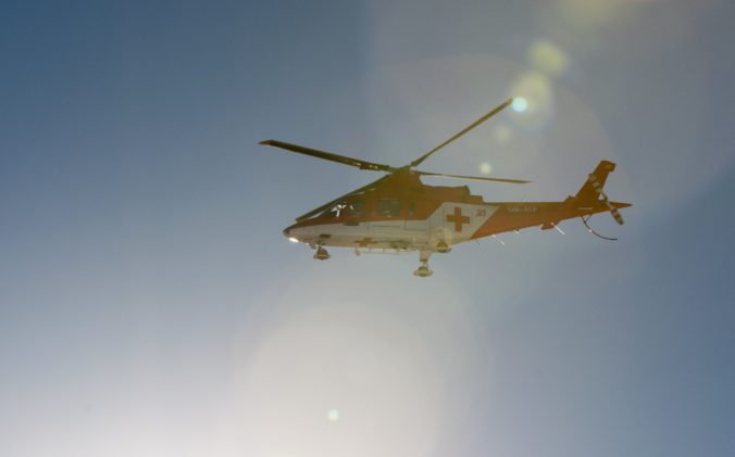 Auto zišlo z cesty v obci Sikenica a vrazilo do ľudí, 66-ročnú ženu musel do nemocnice previezť vrtuľník