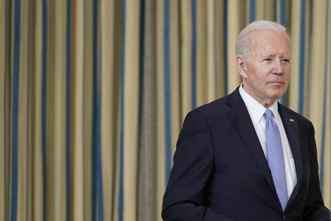 Biden oznámil nový balík pomoci pre Ukrajinu, zahŕňať bude muníciu aj vozidlá