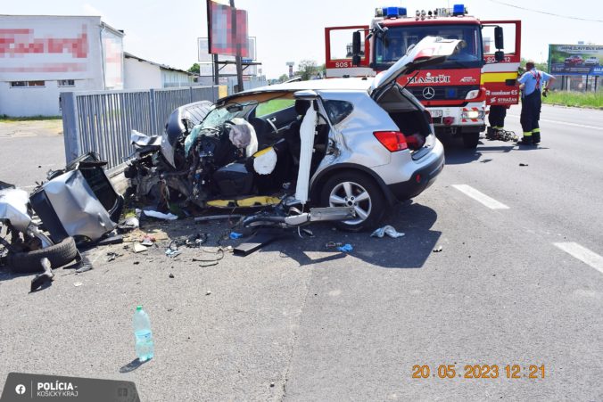 Vodič prešiel s autom do protismeru, zraneniam v nemocnici podľahol (foto)