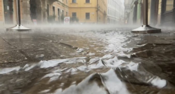 Dážď a búrky spôsobujú na Slovensku problémy, uzatvorili cesty a v Bratislave sa tvoria kolóny (video)