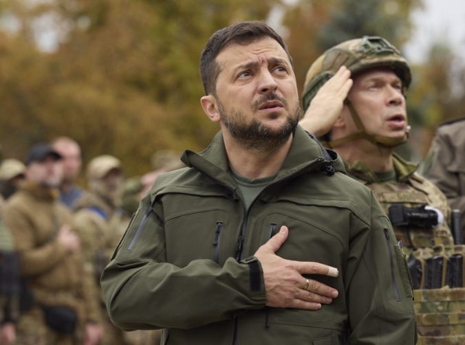 Sláva každému, kto bráni Ukrajinu, vyhlásil Zelenskyj na fronte v Doneckej oblasti