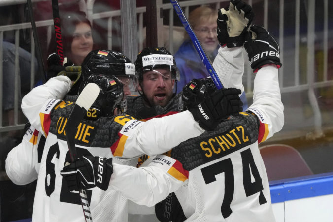Nemecko prešlo cez Švajčiarsko do semifinále MS v hokeji 2023, USA si poradili s Českom (video)