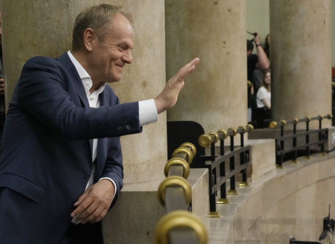 Zákonodarcovia v Poľsku schválili návrh zákona o ruskom vplyve, podľa bývalého premiéra Tuska zaň hlasovali zbabelci