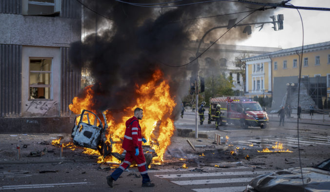 V Rusku horela rafinéria, „masívny útok“ na pohraničí Ukrajiny si vyžiadal zranenia aj ľudský život