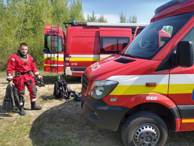 V záhrade horel človek, zasahovať museli hasiči aj leteckí záchranári
