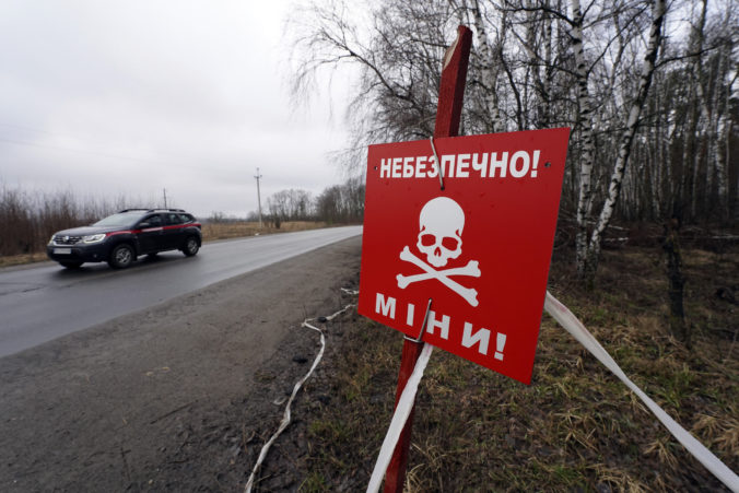 Na Ukrajine zabíjajú civilistov aj míny, po náraze autom na jednu z nich zahynula žena a tri deti bojujú o život