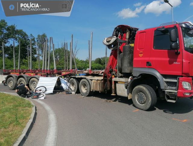 Kamión zachytil návesom 49-ročného cyklistu, zraneniam na mieste podľahol (foto)