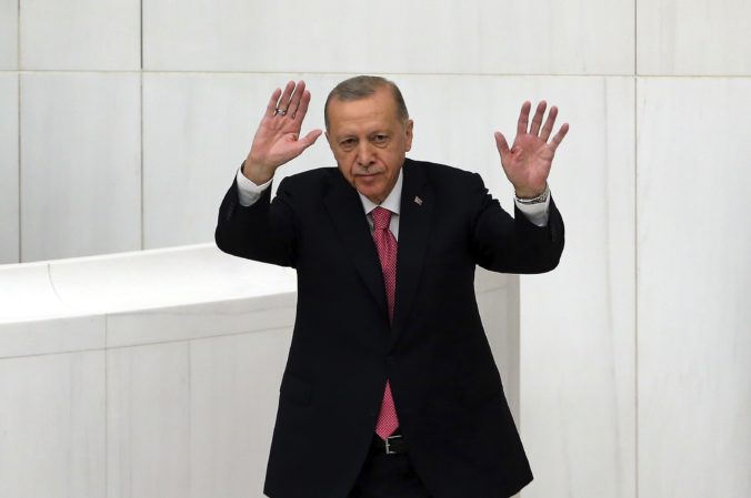Recep Tayyip Erdoğan zložil prezidentskú prísahu v období celého radu domácich ťažkostí