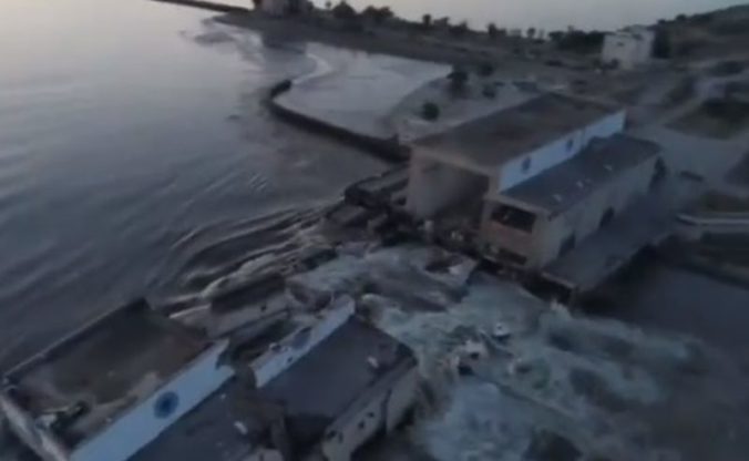 Rusi vraj na Ukrajine vyhodili do vzduchu veľkú priehradu a hrozia rozsiahle záplavy (video)