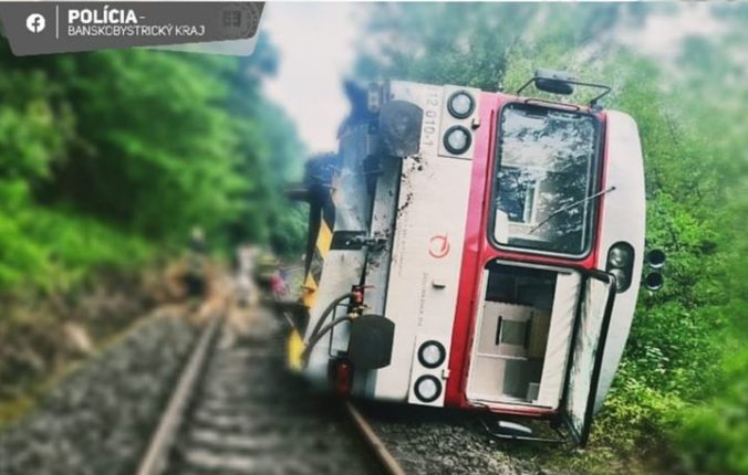 Neďaleko obce Kociha sa vykoľajil a prevrátil osobný vlak (foto)