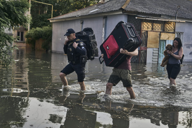 Zničená Kachovská priehrada už zaplavila takmer 2-tisíc domov, hladina vody sa má ešte zvýšiť (foto)