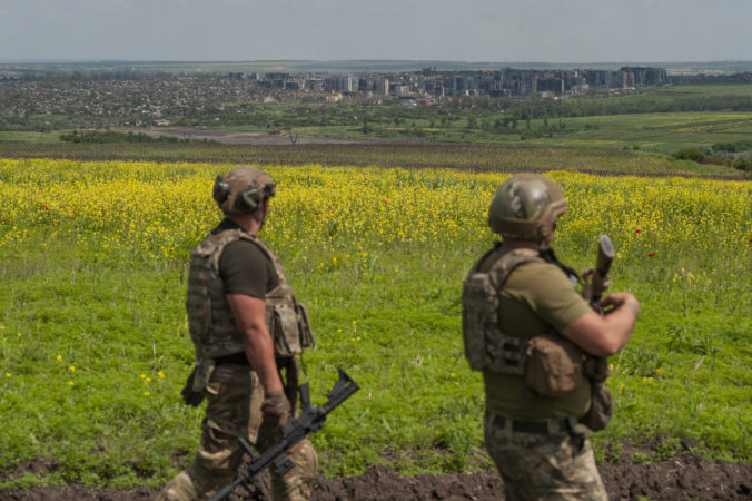Rusi boli na úseku v okolí Bachmutu zatlačení o viac než kilometer naspäť, hlási ukrajinská útočná brigáda