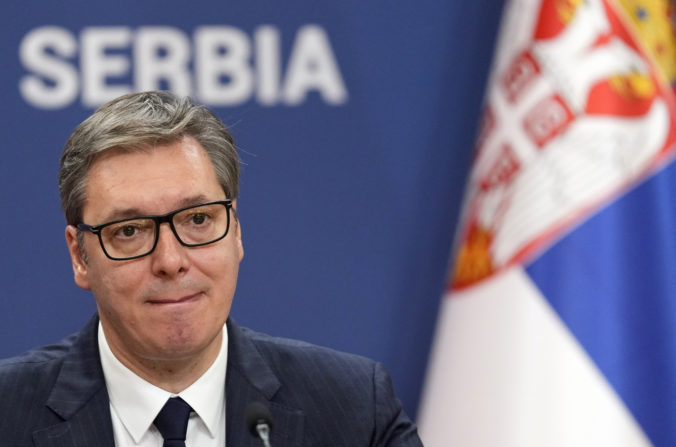Vučić sľúbil Srbom, že sa v krajine do konca roka uskutočnia predčasné voľby, premiérka Brnabićová odstúpi