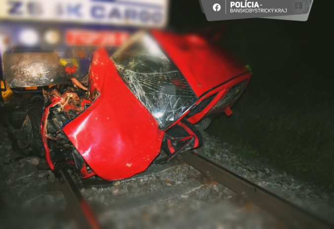 Rušňovodič nemohol zabrániť zrážke s autom odstaveným na železničnej trati (foto)