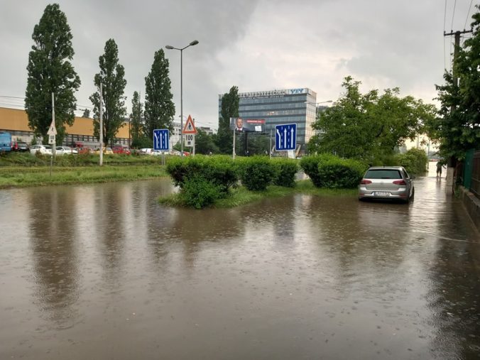 V prípade mimoriadnych dažďov nie je vždy v Bratislave možné predísť zaplaveniu komunikácií