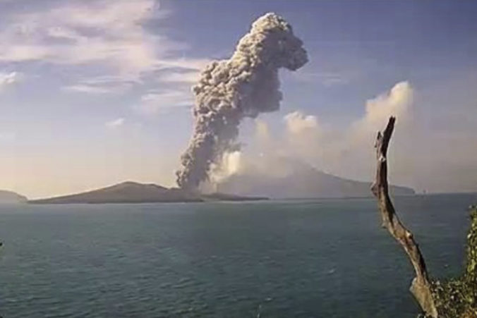 Sopka Anak Krakatau sa opäť prebudila, vychrlila popol až do výšky troch kilometrov