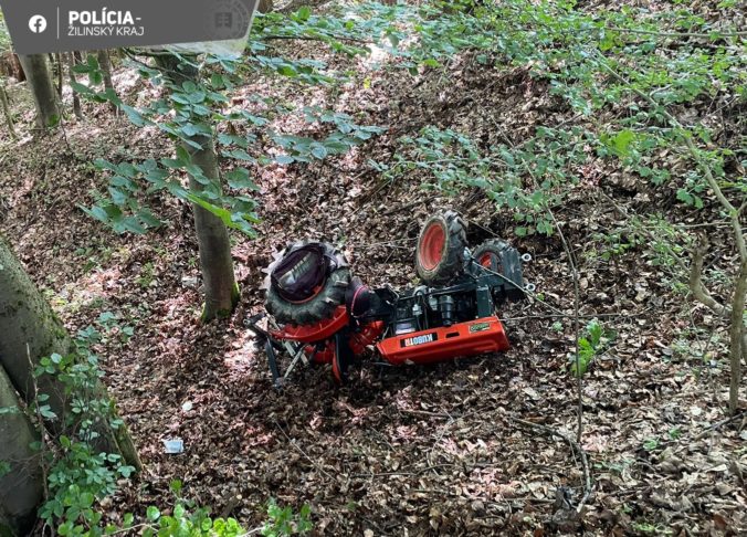 Muž sa prevrátil s traktorom v lese, namerali mu takmer dve promile